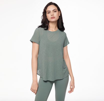 WEIGHTLESS CROSSED TEE GREEN